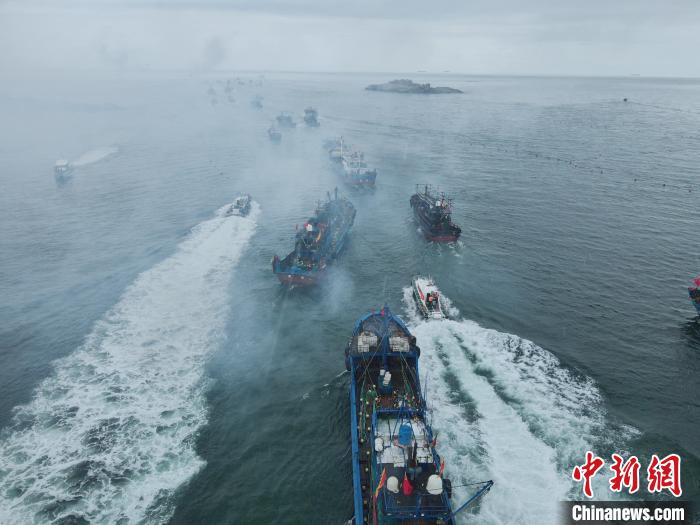 福建南日岛唱响“开海歌	” 争撒开渔“第一网”  第2张