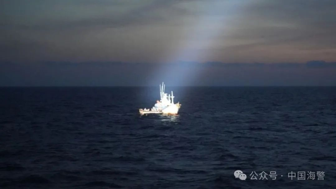 视频丨中国海警成功救助8名外籍遇险渔民，韩方向中方致谢  第1张