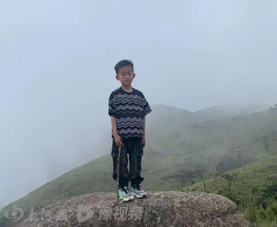 8岁男童登山失联12天	，搜救仍在继续，专业人士：是否终止救援主要看两点  第1张