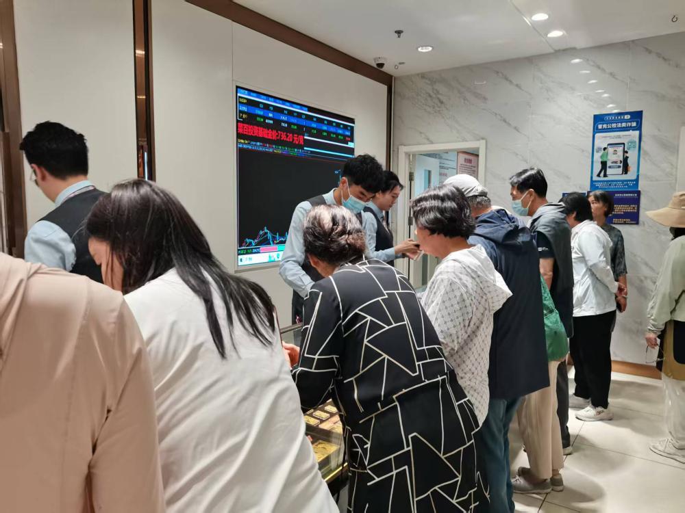 金价踩下“急刹车”：有人排队抛售有人抄底抢购  第2张