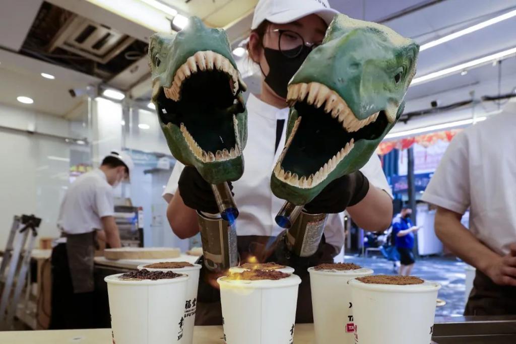 喝奶茶的年轻人	，腻了？  第2张