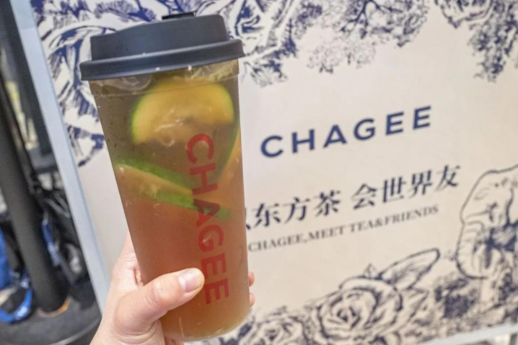 喝奶茶的年轻人	，腻了？  第12张